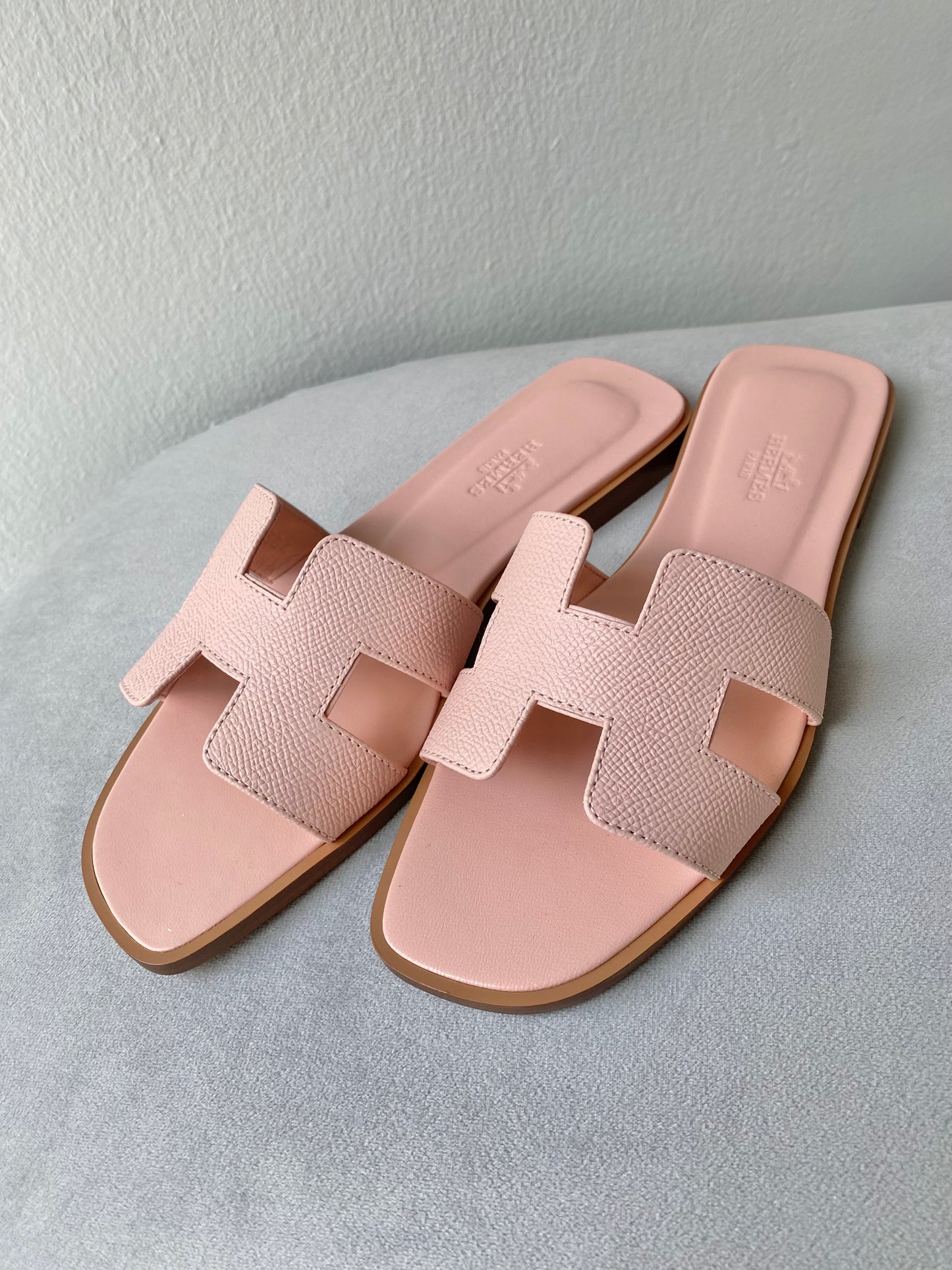 HERMÈS Oran Sandals in Rose Pale