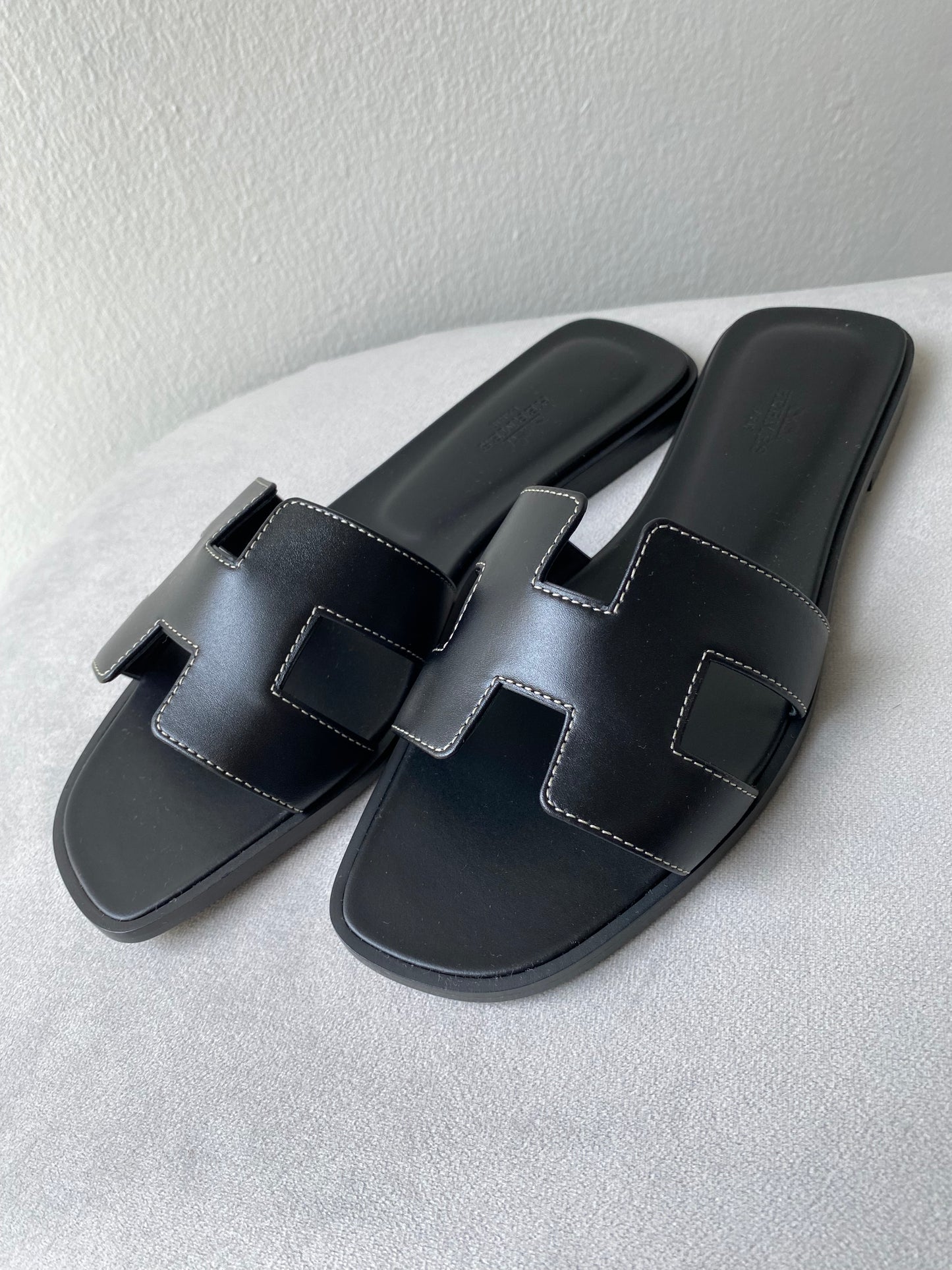 HERMÈS Oran Sandals in Black