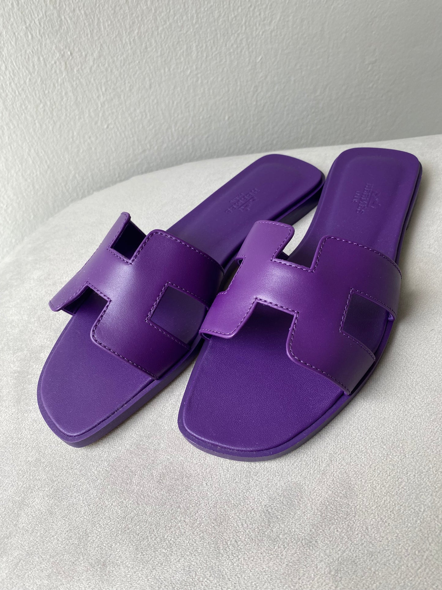 HERMÈS Oran Sandals in Violet Majorette